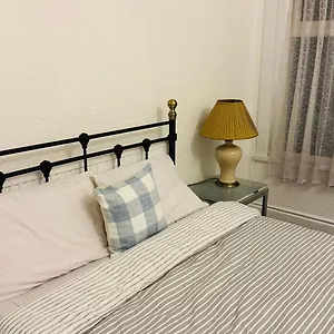 Boulevard Double In Shared Bed & Breakfast